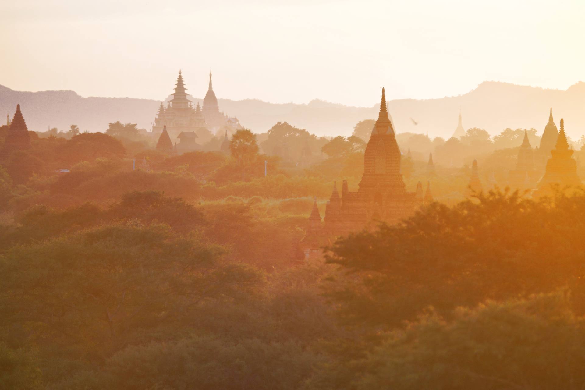 Sonnenuntergang in Nyaung U vor dem Tha Kya Hi Hpaya Ched
